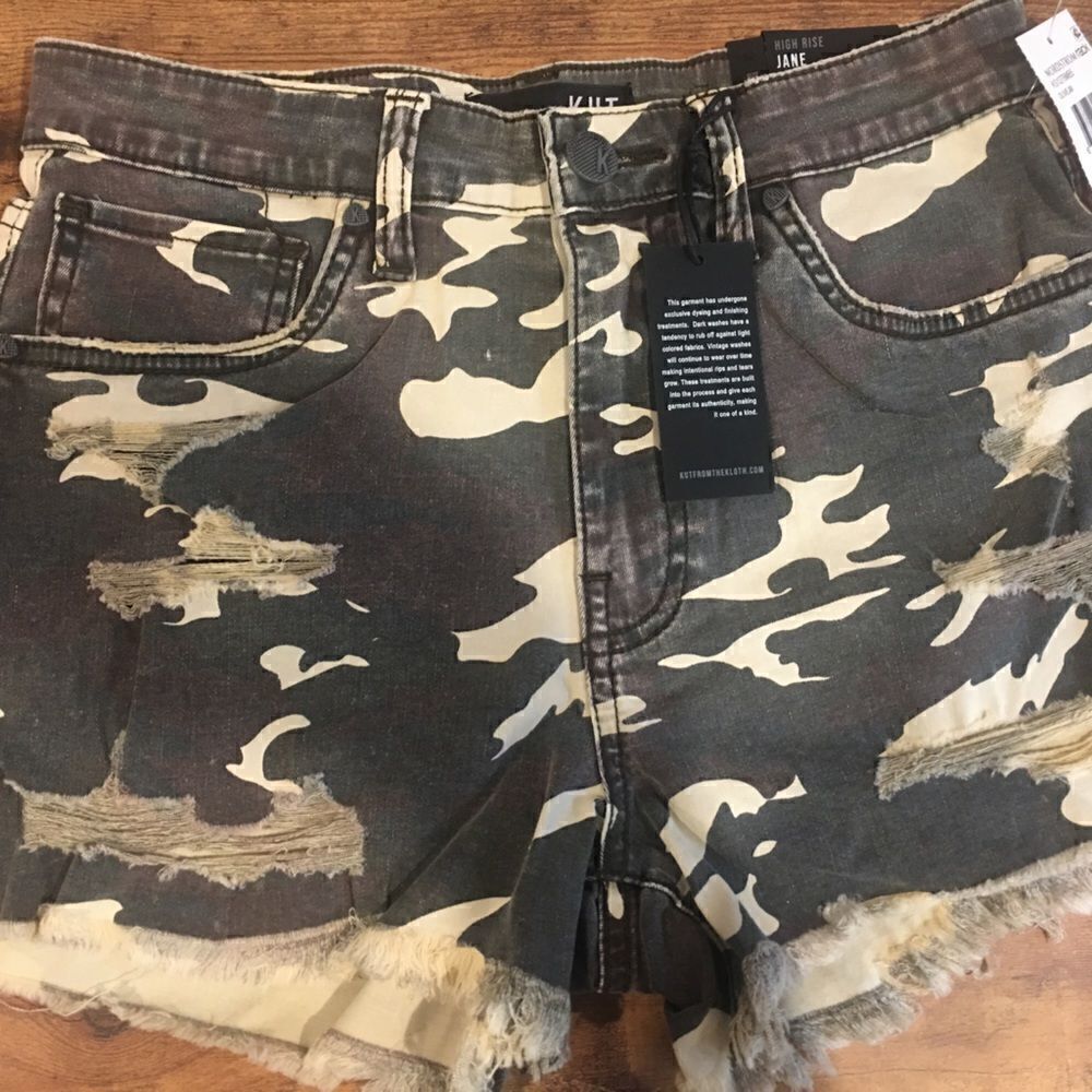 Kut From The Kloth size 00 raw hem high rise camo jean shorts
